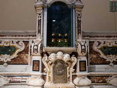 ...che sorreggono una nicchia destinata all�ostensorio